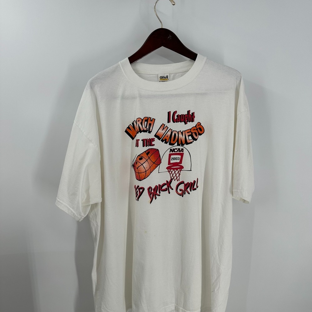 Vintage NCAA March Madness Red Brick Grill Anvil Mens White‎ Graphic T-Shirt 2X
